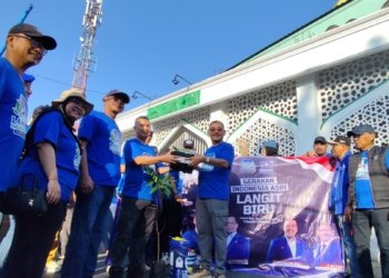 Partai Demokrat Banjarbaru Kompak Bersihkan, Cat hingga Tanami Pohon di Masjid Darul Huda