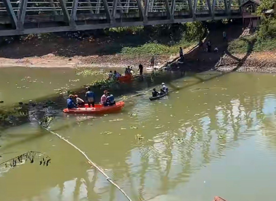 Pemkab Banjar Bersihkan Sungai dari Bangkai Ikan, Cegah Pencemaran dan Lindungi Kesehatan Warga