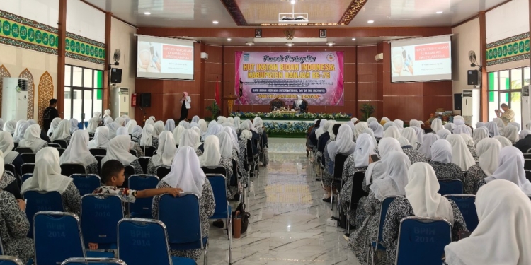 Peringati HUT ke-75 IBI, Ratusan Bidan Kabupaten Banjar Perkuat Komitmen Turunkan Angka Kematian Ibu dan Bayi Menuju Generasi Emas 2045