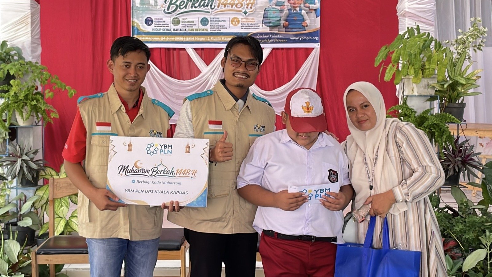 Maknai Muharram, YBM PLN Berbagi Kado Kebahagiaan untuk Anak Berkebutuhan Khusus di Kuala Kapuas