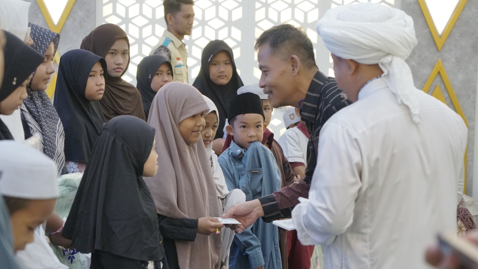 Maknai Muharram, YBM PLN Berbagi Kado Harapan bagi Anak Yatim dan Dhuafa di Banjarmasin