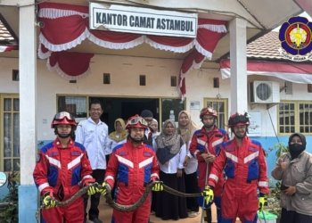 Damkar Banjar Evakuasi Ular Sanca Batik 1,5 Meter di Kantor Kecamatan Astambul, Petugas Beri Edukasi kepada Warga