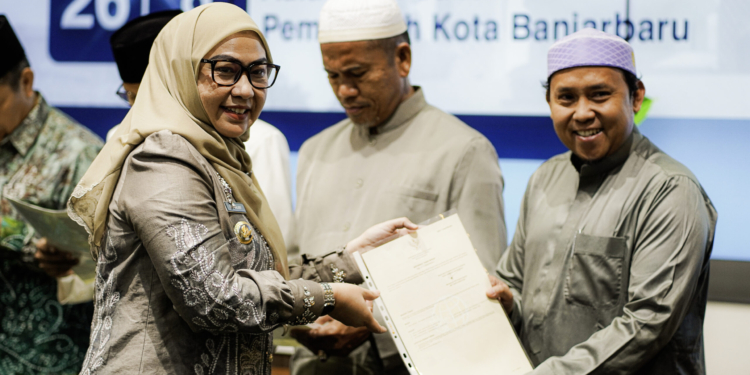 104 Sertifikat Tanah Wakaf Resmi Diserahkan ke puluhan Lembaga di Banjarbaru