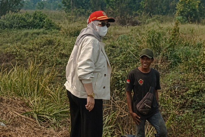 Lisa Halaby Temui Relawan Penanganan Karhutla Bagikan Ini