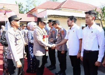 Diwakili Bupati, Pemkab Tanah Laut menerima Hibah Masjid Hj.Siti Mariam di Mapolres Tanah Laut