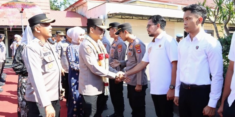 Diwakili Bupati, Pemkab Tanah Laut menerima Hibah Masjid Hj.Siti Mariam di Mapolres Tanah Laut