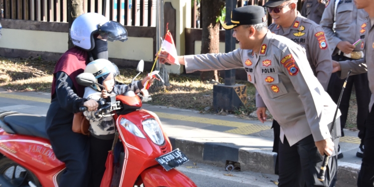 Tumbuhkan Semangat Nasionalisme dan Cinta Tanah Air 500 Bendera Merah Putih Dibagikan Polres Tala