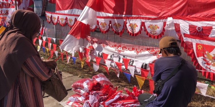 Jelang HUT RI ke-81, Pedagang Bendera di Banjarbaru Keluhkan Sepi Pembeli