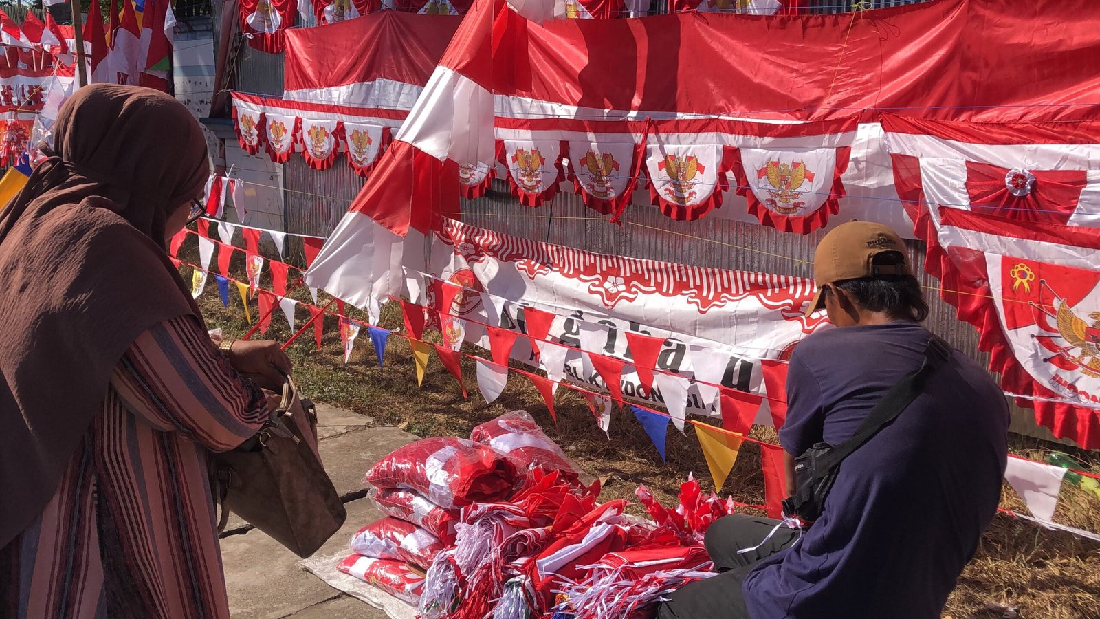 Jelang HUT RI ke-81, Pedagang Bendera di Banjarbaru Keluhkan Sepi Pembeli