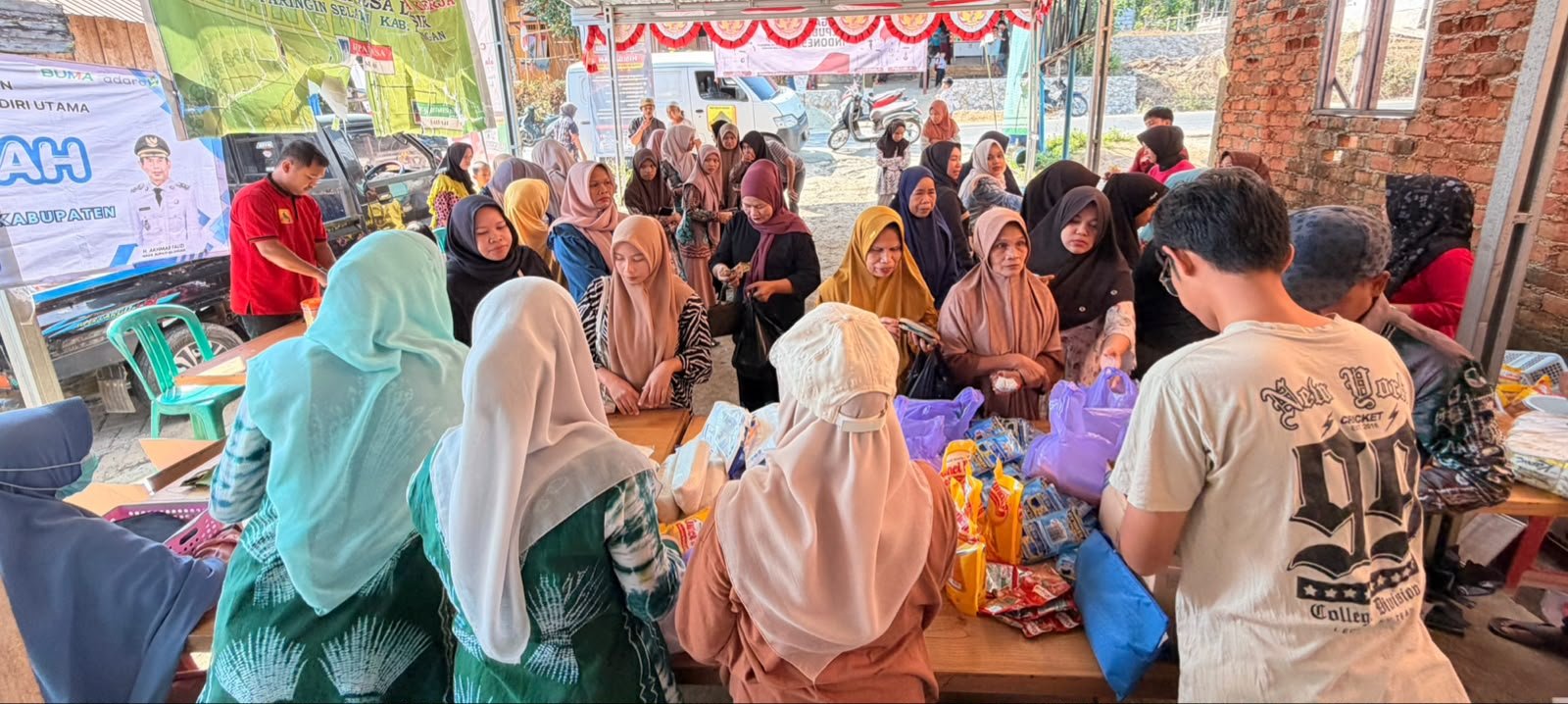 Pasar Murah di Desa Lingsir Disambut Antusias, Pemkab Balangan dan CSR PT BUMA Bantu Warga Dapatkan Sembako Lebih Murah