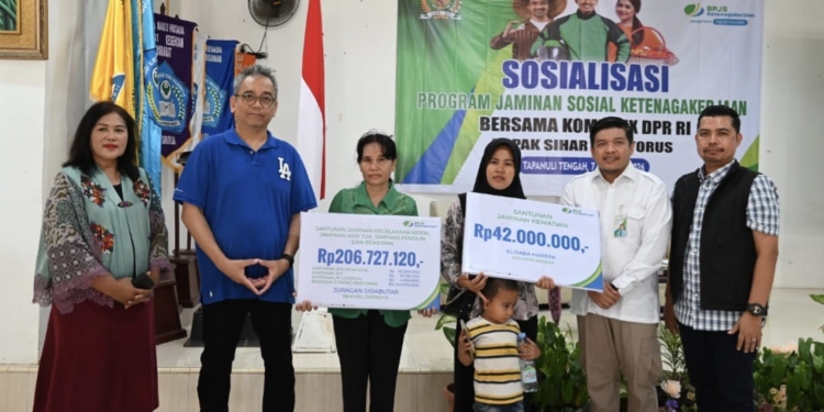 Sosialisasi BPJS Ketenagakerjaan, Sihar Sitorus Serahkan Kartu Gratis dan Santunan Rp42 Juta
