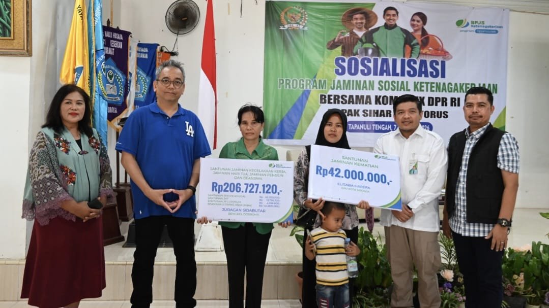 Sosialisasi BPJS Ketenagakerjaan, Sihar Sitorus Serahkan Kartu Gratis dan Santunan Rp42 Juta
