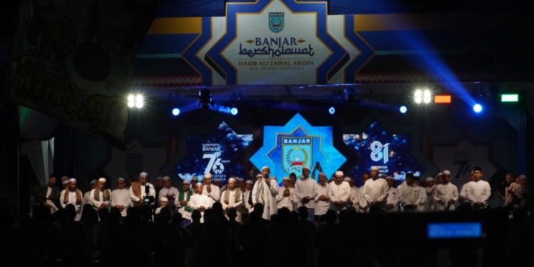 Ribuan Jemaah Larut dalam Banjar Berselawat, Warga Mandiangin Bawa Pulang Hadiah Umrah