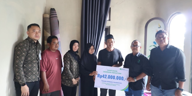 BPJS Ketenagakerjaan Batulicin Serahkan Santunan JKM Rp84 Juta untuk Dua Ahli Waris Pekerja Rentan di Tanah Bumbu