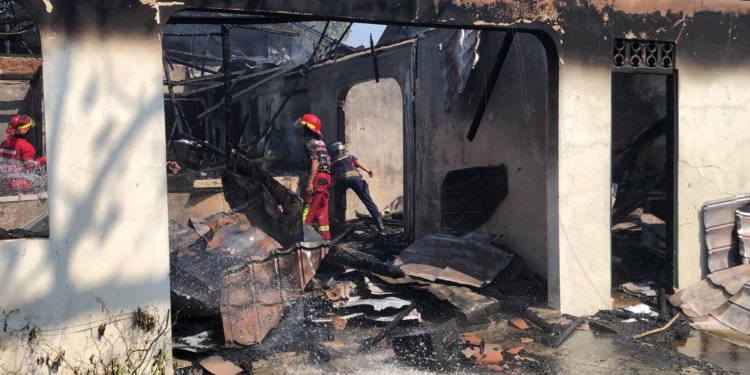 Cafe di Jalan Kasuari Banjarbaru Hangus Terbakar, Petugas Berjibaku Padamkan Api