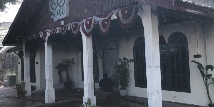 Cafe di Jalan Kasuari Banjarbaru Hangus Terbakar, Petugas Berjibaku Padamkan Api