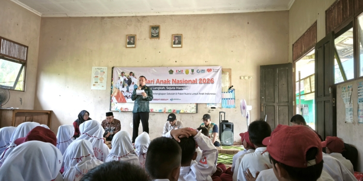 Momentum Kemerdekaan RI, YBM PLN Salurkan Paket Sekolah dan Nutrisi bagi Siswa SDN Basirih 10 Banjarmasin