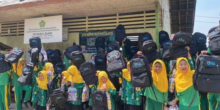 Semangat Kemerdekaan RI, YBM PLN Hadirkan Senyum Baru bagi 88 Siswa MI Nurul Islam Gambut