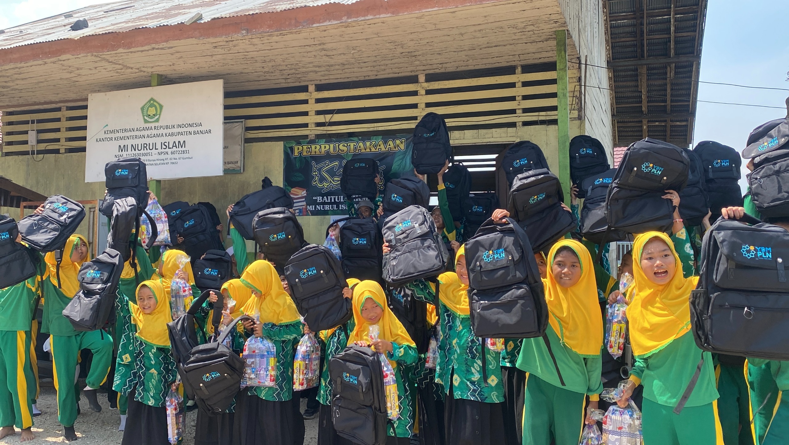 Semangat Kemerdekaan RI, YBM PLN Hadirkan Senyum Baru bagi 88 Siswa MI Nurul Islam Gambut