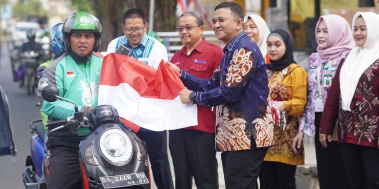 Bendera Merah Putih Semarakkan Jalanan Martapura, DKISP Banjar Ajak Warga Kobarkan Nasionalisme