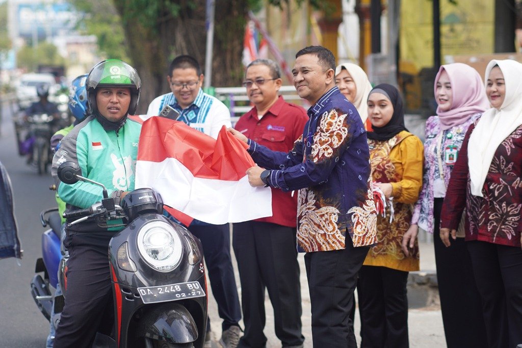 Bendera Merah Putih Semarakkan Jalanan Martapura, DKISP Banjar Ajak Warga Kobarkan Nasionalisme