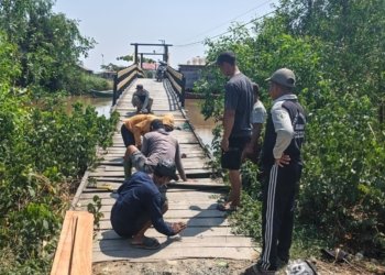 Jelang HUT ke-81 RI, Warga Desa Bakambat Kompak Benahi Jalan Titian dan Bersihkan Lingkungan