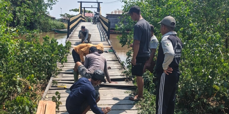 Jelang HUT ke-81 RI, Warga Desa Bakambat Kompak Benahi Jalan Titian dan Bersihkan Lingkungan