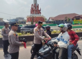 Semangat Kemerdekaan, Polres Balangan Bagikan Bendera Merah Putih kepada Pengendara
