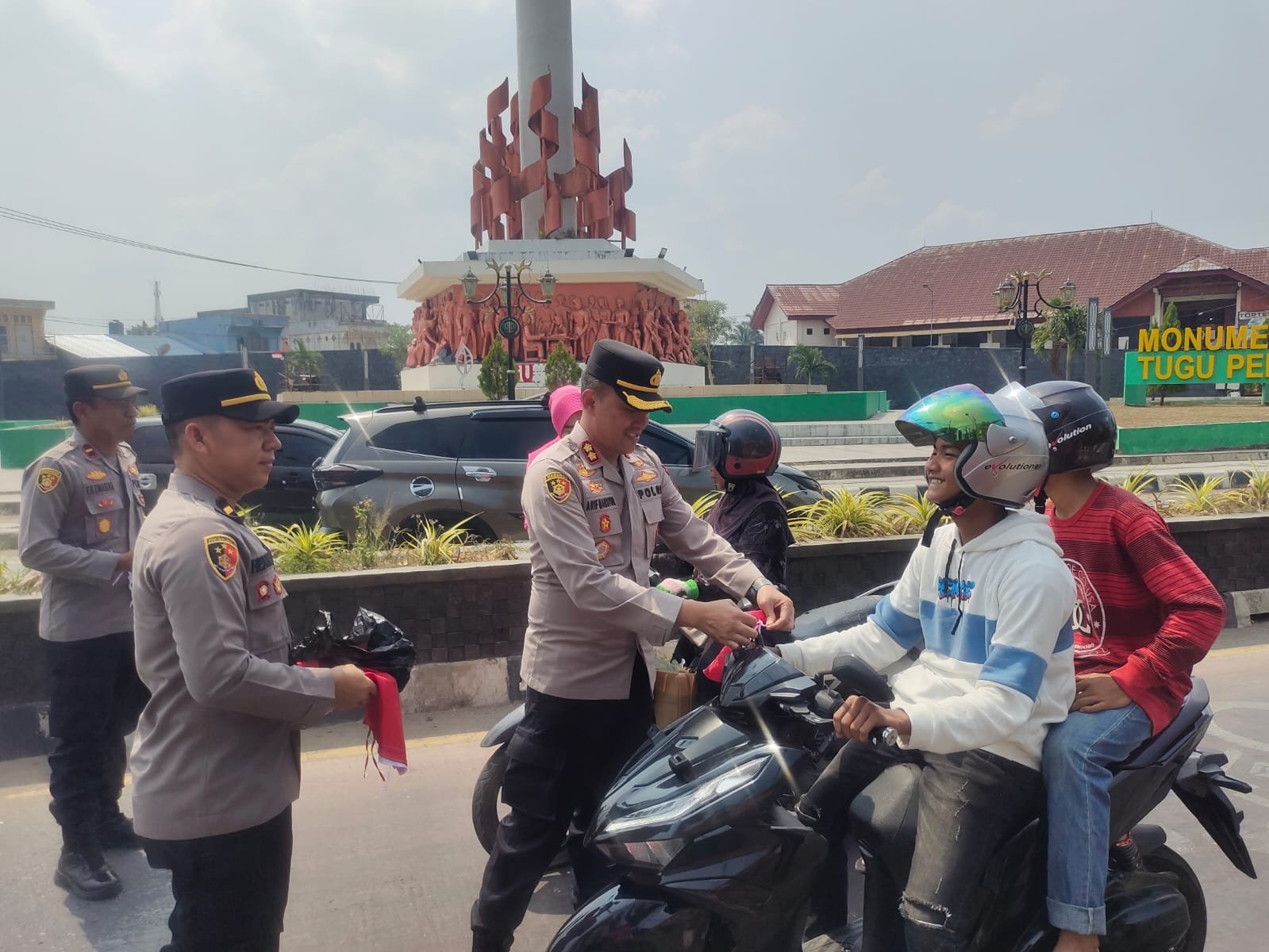 Semangat Kemerdekaan, Polres Balangan Bagikan Bendera Merah Putih kepada Pengendara