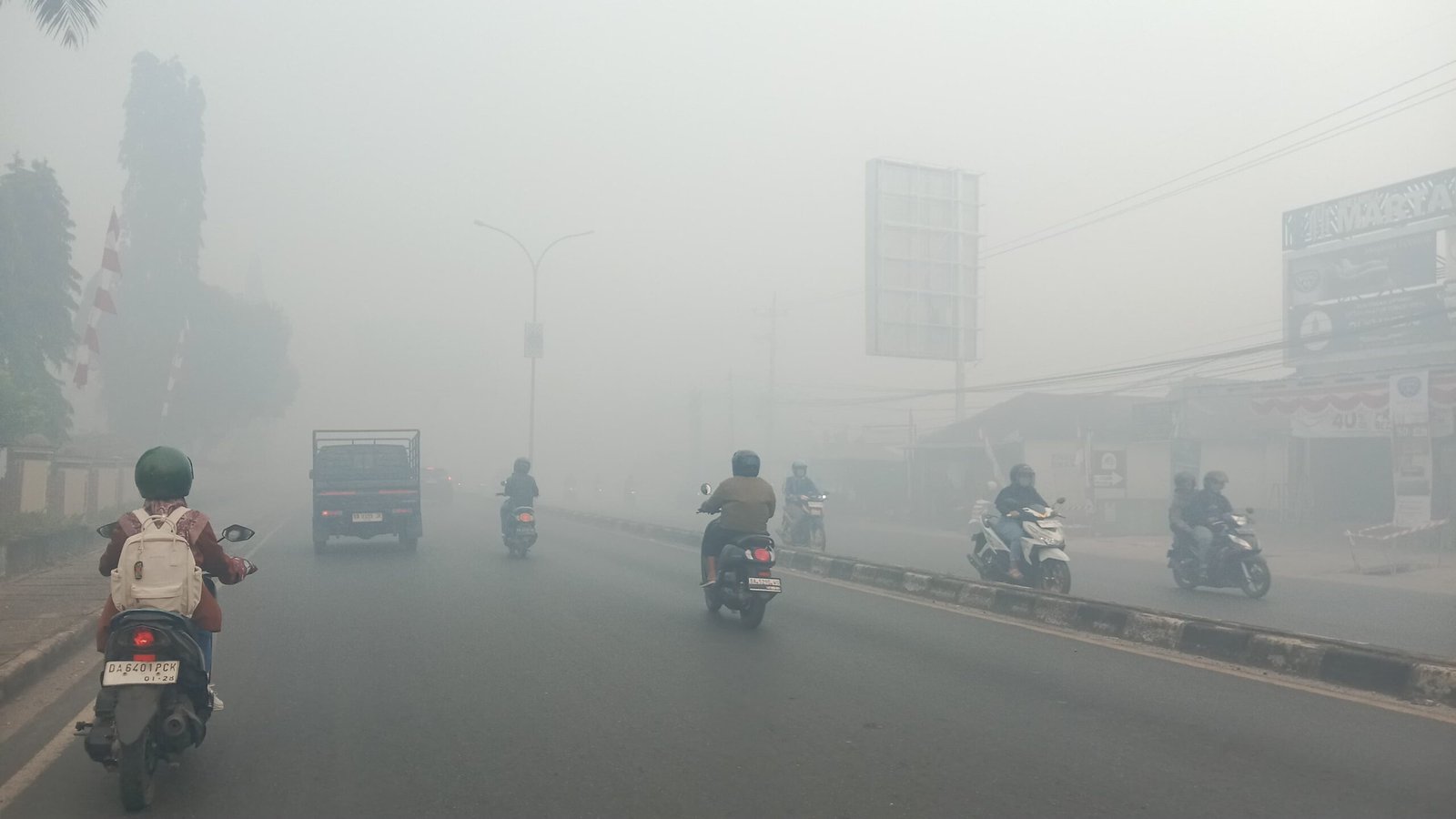 Kabut Asap Akibat Karhutla Makin Pekat, Warga Banjarbaru Keluhkan Sesak Napas