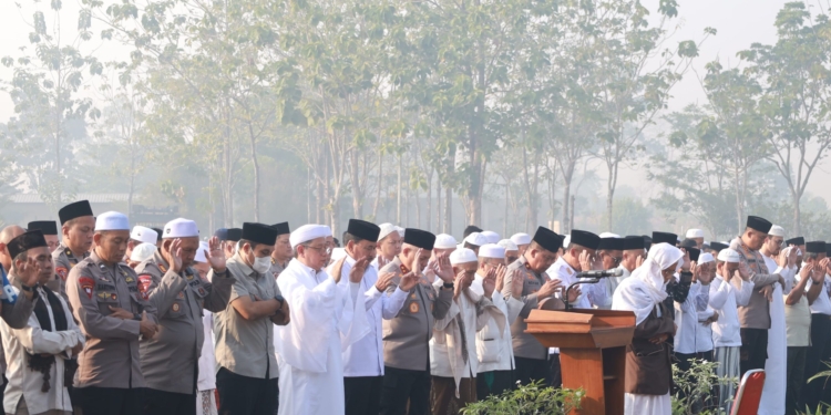 Kemarau dan Kabut Asap Makin Parah, Polda Kalsel Gelar Shalat Istisqa