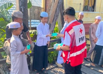 PMI Siagakan Ambulans dan Personel, Bagikan Masker untuk Jamaah Haul Wali 5 di Tunggul Irang
