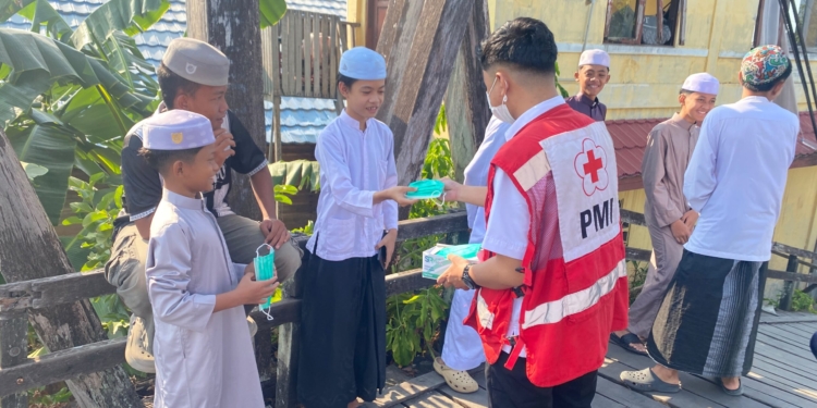PMI Siagakan Ambulans dan Personel, Bagikan Masker untuk Jamaah Haul Wali 5 di Tunggul Irang