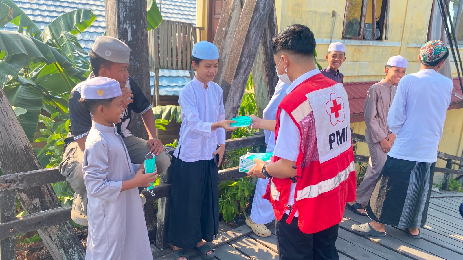 PMI Siagakan Ambulans dan Personel, Bagikan Masker untuk Jamaah Haul Wali 5 di Tunggul Irang
