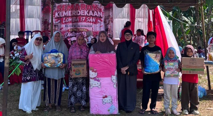 Nor Sita Maulida Meriahkan Pembagian Hadiah HUT RI di Desa Sirap