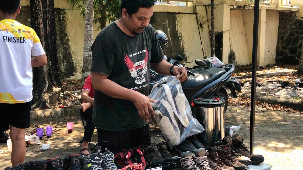 Jual Sepatu untuk Relawan Karhutla, Aksi Donasi di Banjarbaru Raup Rp9 Juta