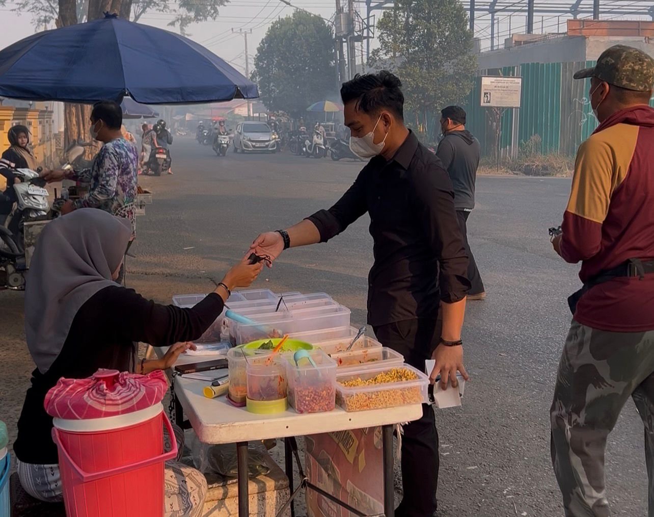 Antisipasi Dampak Kabut Asap Karhutla, Ribuan Masker Gratis di Bagikan Serentak di Kecamatan BBS