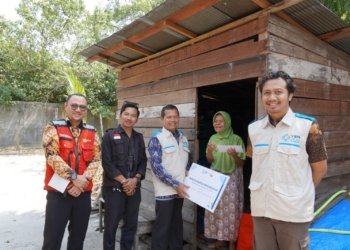 Jangkau Warga Seberang Sungai Arut, YBM PLN Bantu 14 Warga Dhuafa di Kotawaringin Barat