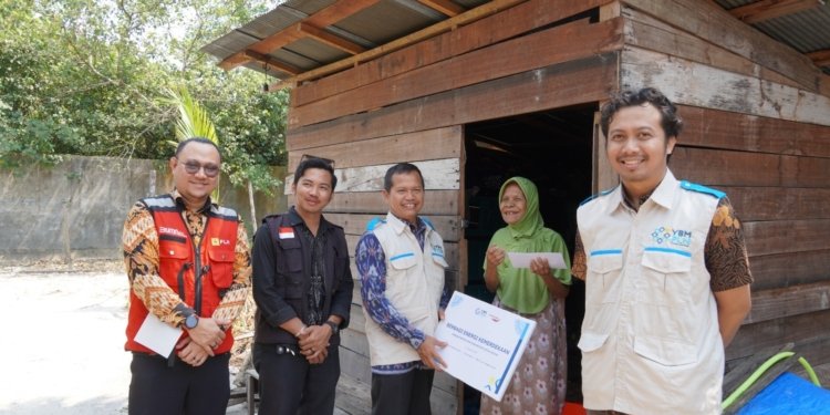 Jangkau Warga Seberang Sungai Arut, YBM PLN Bantu 14 Warga Dhuafa di Kotawaringin Barat