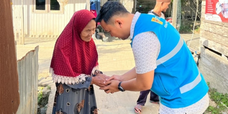 YBM PLN ULP Satui Santuni Lansia Dhuafa melalui Program Jumat Berkah