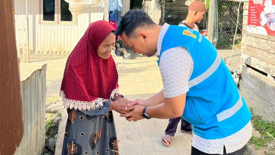 YBM PLN ULP Satui Santuni Lansia Dhuafa melalui Program Jumat Berkah