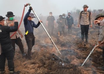 Polda Kalsel Uji Cairan Berbahan Minyak Nabati untuk Padamkan Bara Karhutla di Gambut
