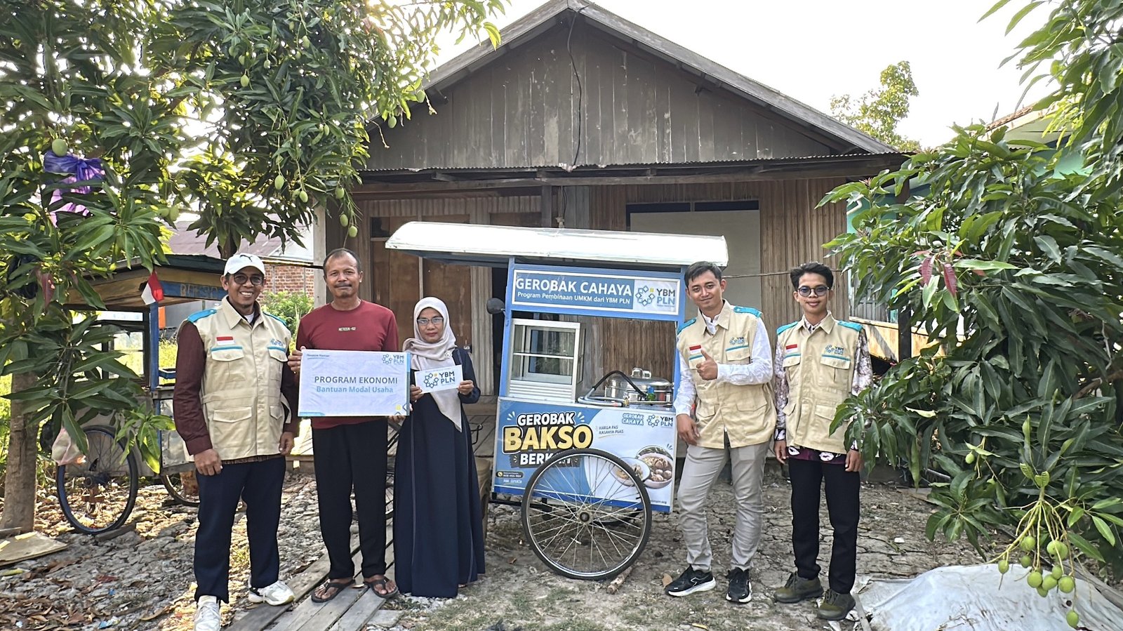 YBM PLN Hadirkan Gerobak Cahaya, Dukung Suyata Kembangkan Usaha Bakso Keliling