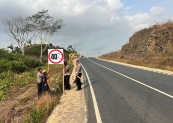 Tekan Angka Kecelakaan, Satlantas Polres Tanbu Pasang 14 Rambu Chevron di Jalur Rawan Mantewe
