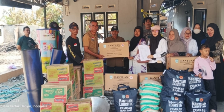 Kebakaran Hanguskan Tiga Rumah di Gambut, BPBD Banjar Salurkan Bantuan untuk 18 Warga Terdampak
