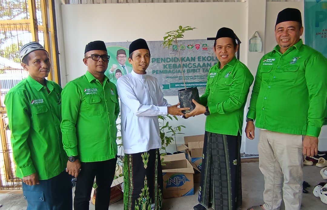 DPC PKB Kabupaten Banjar Bagikan Bibit Tanaman, Dorong Penghijauan dan Ketahanan Pangan dari Halaman Rumah
