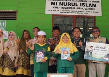 PLN UID Kalselteng Salurkan 221 Buku Bacaan untuk Siswa MI Nurul Islam Gambut