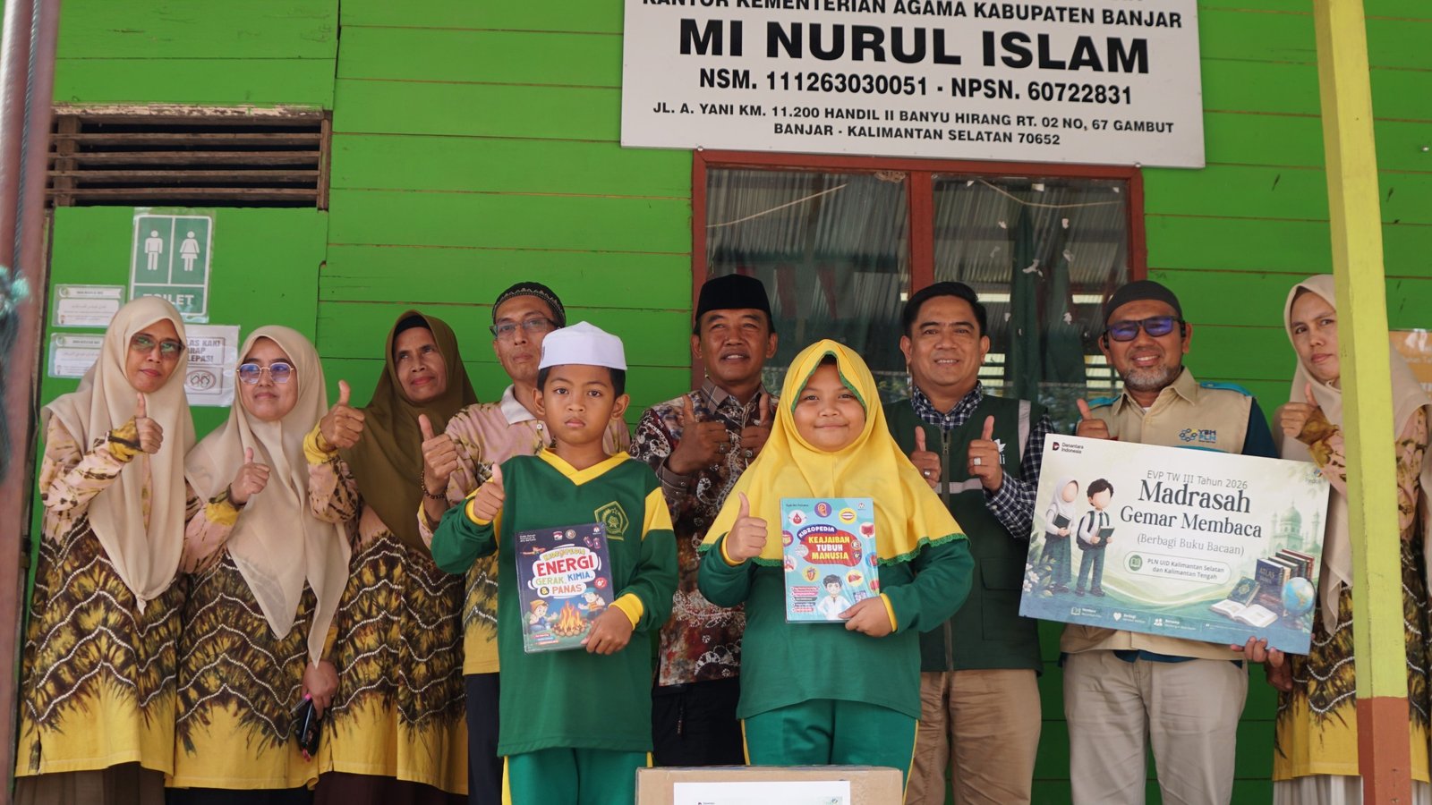 PLN UID Kalselteng Salurkan 221 Buku Bacaan untuk Siswa MI Nurul Islam Gambut
