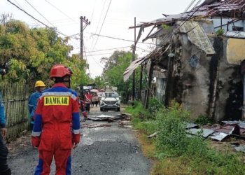 Rumah Kosong Lebih dari 20 Tahun Roboh di Gambut, Satu Bangunan Tetangga Ikut Terdampak