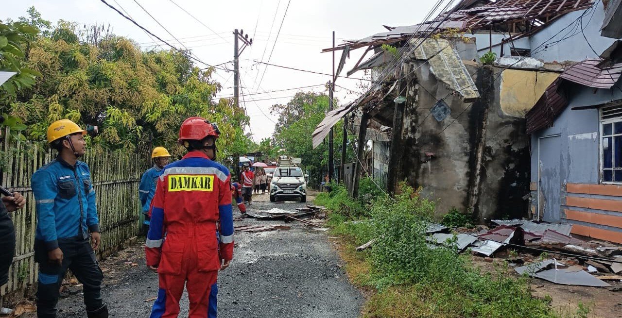 Rumah Kosong Lebih dari 20 Tahun Roboh di Gambut, Satu Bangunan Tetangga Ikut Terdampak